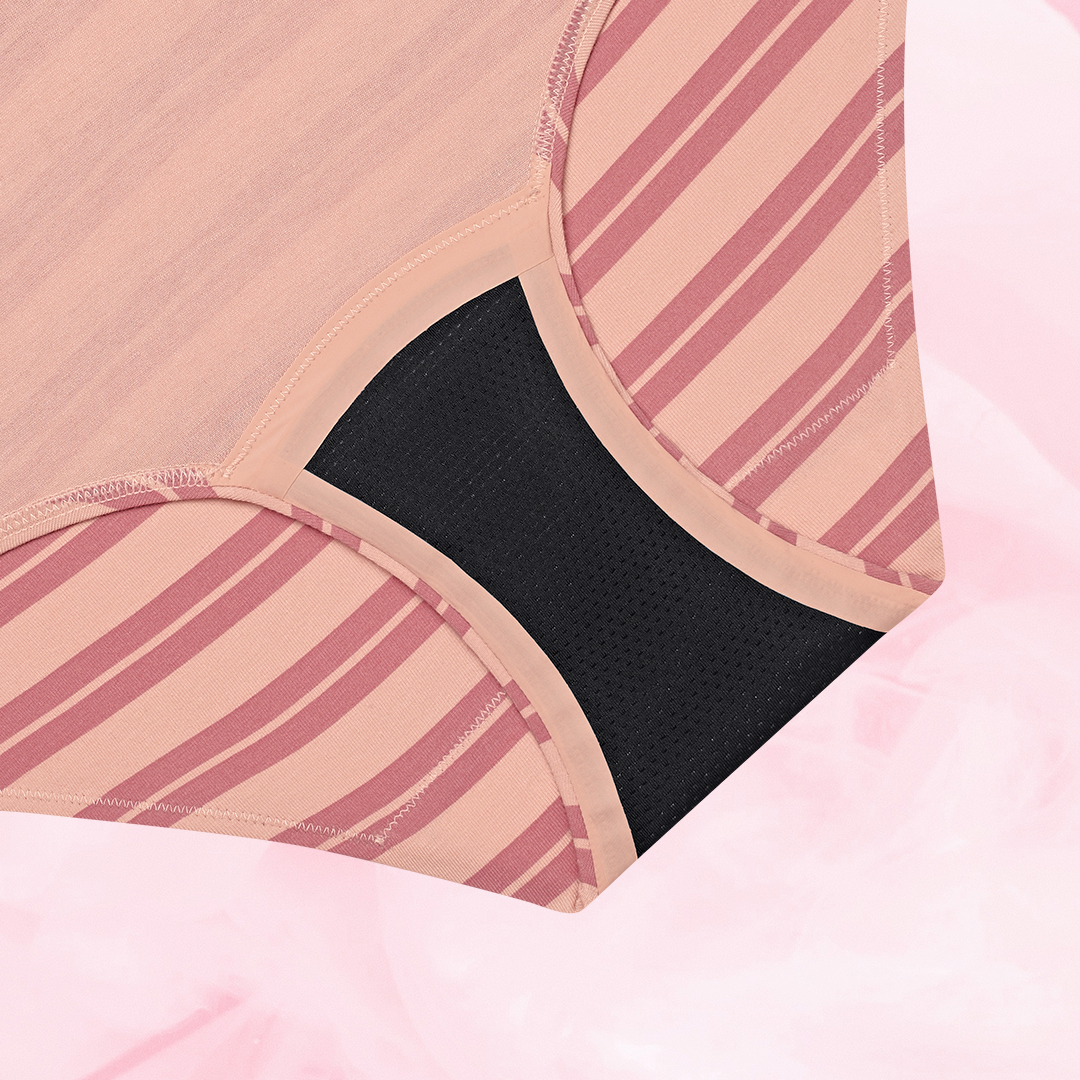 Culotte menstruelle Nana® ComfortFit Essentielle Hipster Light avec motif rayé, offrant confort et protection discrète, conçue en coton organique avec technologie d'absorption avancée.
