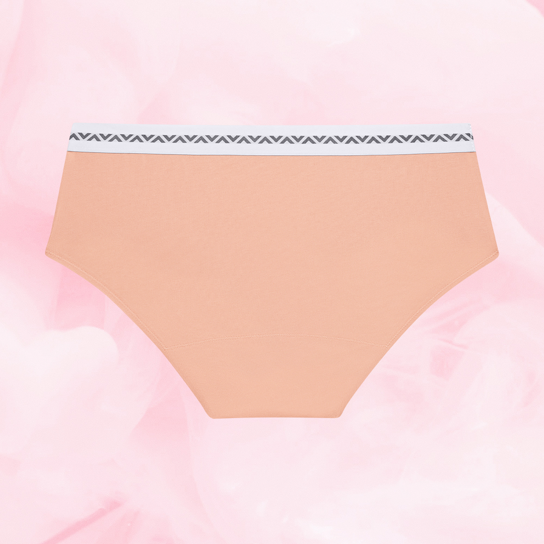 Culotte menstruelle ComfortFit Essentielle Hipster Logo Moderate, gros plan sur le logo et tissu, offrant une protection discrète et fiable grâce à la technologie TriTech Performance.