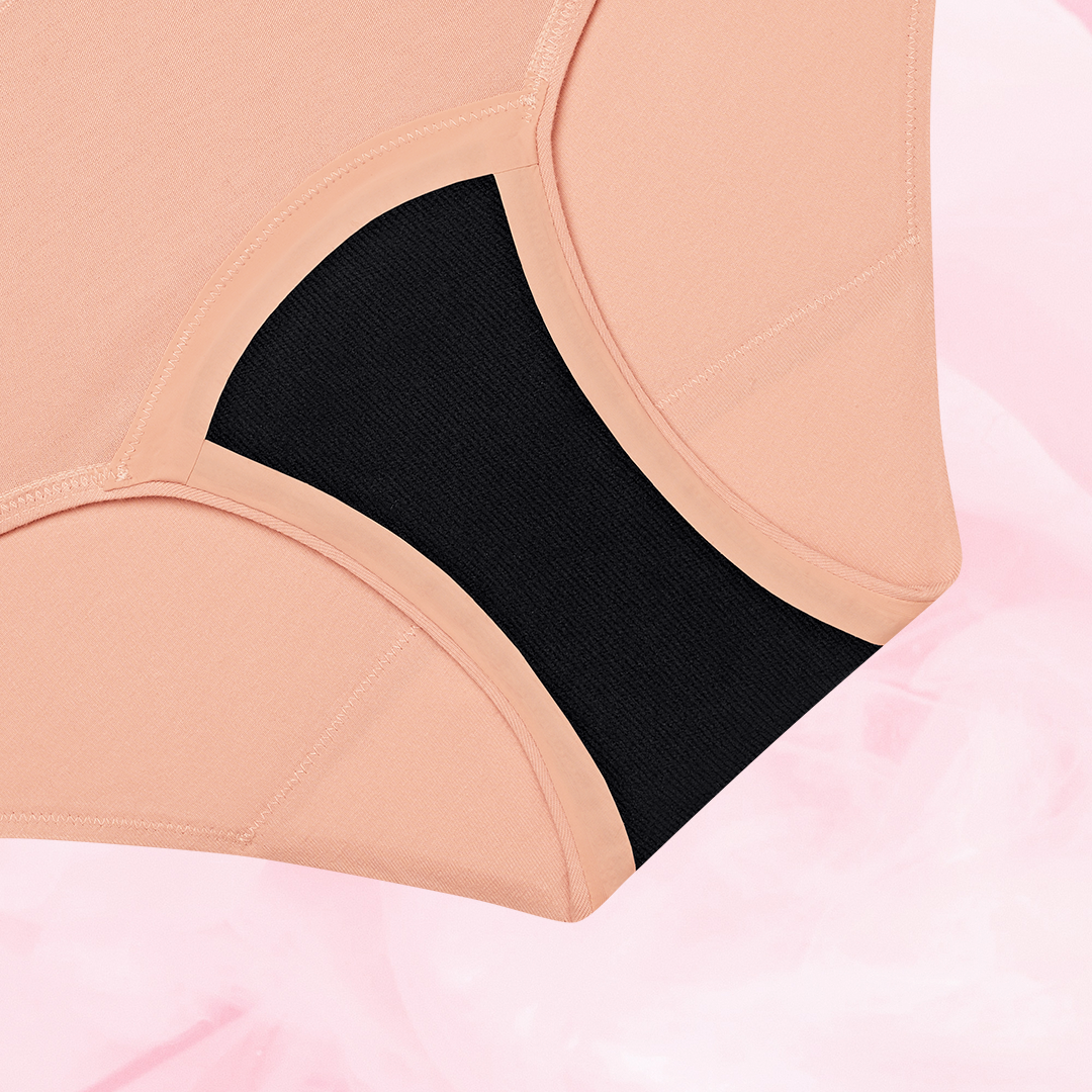 Culotte menstruelle ComfortFit Essentielle Hipster Logo Moderate, gros plan sur le tissu noir avec détails fins, offrant discrétion et protection fiable pour flux légers.