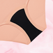 Culotte menstruelle ComfortFit Essentielle Hipster Logo Moderate, gros plan sur le tissu noir avec détails fins, offrant discrétion et protection fiable pour flux légers.