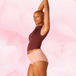 Une femme pose en portant la culotte menstruelle ComfortFit High Waist Light, offrant une protection fiable et discrète grâce à sa coupe taille haute et technologie TriTech Performance.
