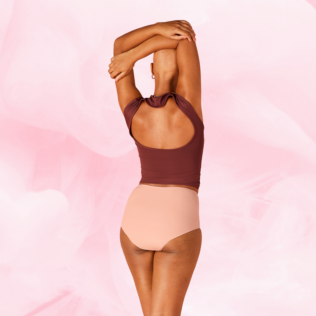 Femme portant le ComfortFit High Waist Heavy, culotte menstruelle taille haute, offrant protection discrète et fiable, avec technologie TriTech Performance pour absorption efficace.