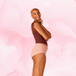 Femme souriante portant la culotte menstruelle ComfortFit High Waist, offrant protection et confort grâce à sa technologie TriTech Performance et sa coupe taille haute ajustée.
