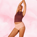 Femme posant en ComfortFit High Waist Moderate, culotte menstruelle réutilisable offrant protection fiable et discrète, coupe taille haute, idéale pour flux léger.