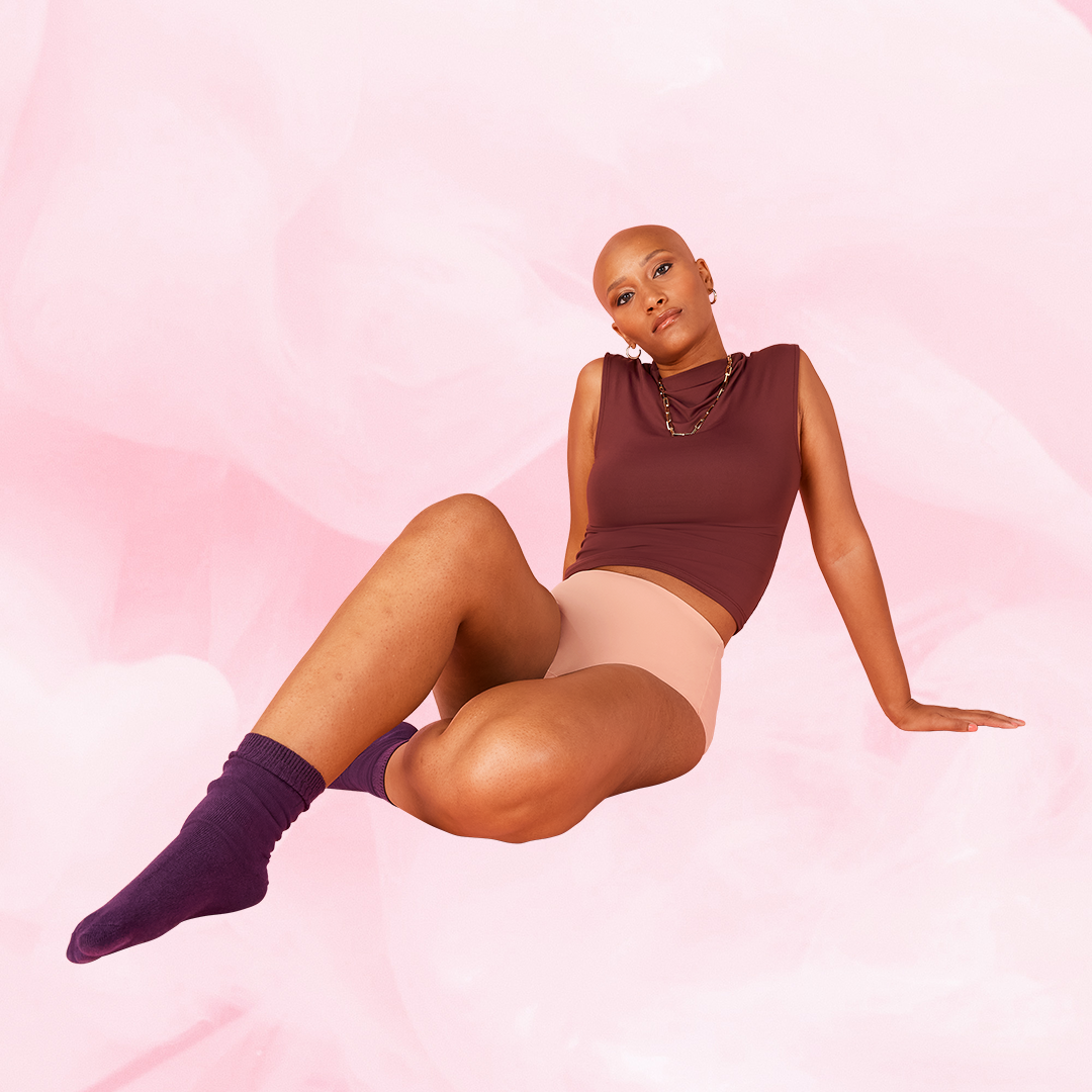 Femme assise portant la culotte menstruelle ComfortFit High Waist Moderate, offrant protection et confort grâce à son design taille haute et gousset innovant.