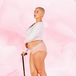 Femme en sous-vêtement ComfortFit Essentielle Hipster Logo Moderate, tenant une canne, mettant en valeur le design ajusté et la protection discrète.
