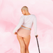 Femme en sous-vêtements, tenant une canne, portant la culotte menstruelle Nana ComfortFit Essentielle Hipster Logo Moderate, offrant protection et confort pour flux léger.