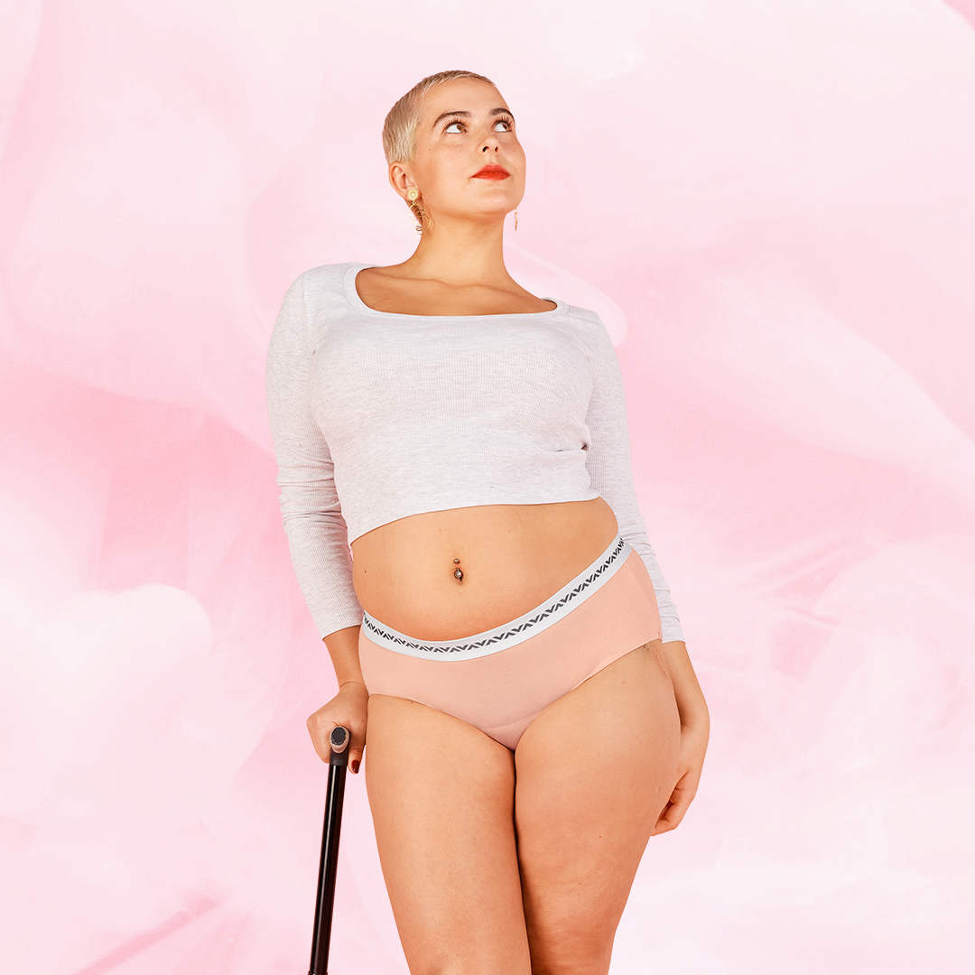 Femme en sous-vêtements tenant un bâton, portant des culottes menstruelles réutilisables ComfortFit Essentielle Hipster, offrant protection fiable et discrète pendant les règles.