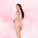 Femme portant un ComfortFit Essentielle Hipster Moderate, offrant une protection menstruelle discrète et fiable, avec un ajustement confortable et un design élégant.