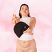 Pack Voyage High Waist: femme tenant une pochette, protection menstruelle.