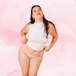 Femme portant le ComfortFit Essentielle Hipster Light, montrant la coupe hipster basse et les bords fins pour une protection menstruelle discrète et fiable.