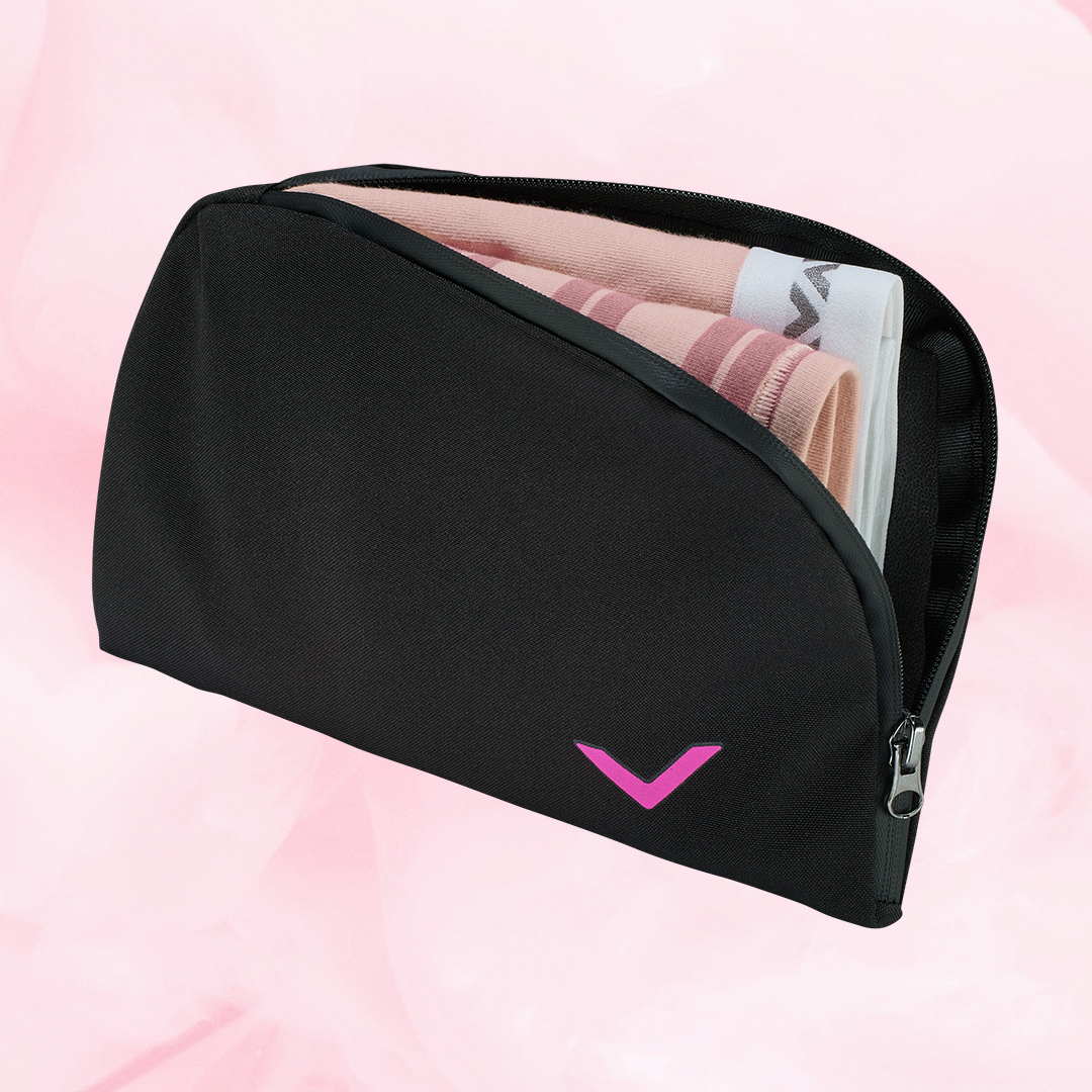 Trousse de voyage noire avec logo rose, contenant serviettes roses et blanches, idéale pour ranger sous-vêtements, pratique pour voyages ou salle de sport.