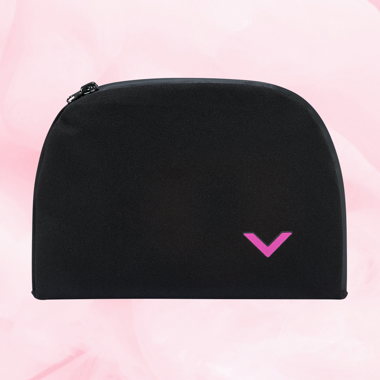 Trousse de voyage noire avec logo rose, fermeture éclair visible; idéale pour ranger deux paires de sous-vêtements, parfaite pour voyages et usage quotidien.