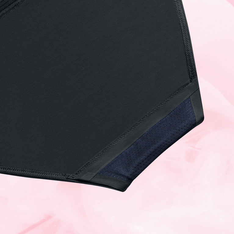 Culotte menstruelle Bikini Basic Light avec bord bleu, conçue pour flux léger, offre confort et absorption, réutilisable et respectueuse de l'environnement.