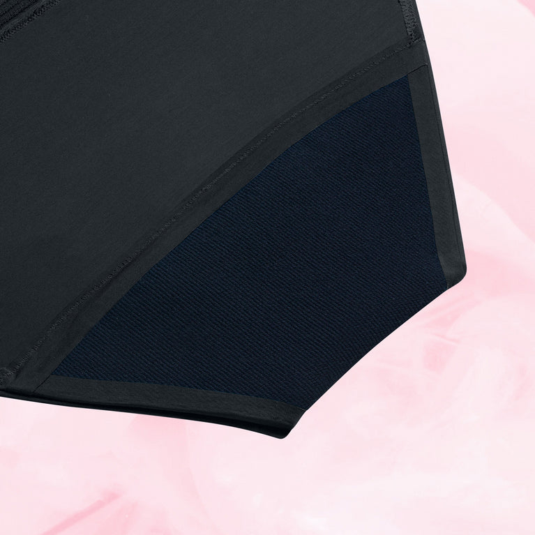 Culotte menstruelle Bikini Basic Moderate, noire, vue de près, avec tissu élastique et coupe confortable, idéale pour flux modérés, ultra-absorbante et réutilisable.
