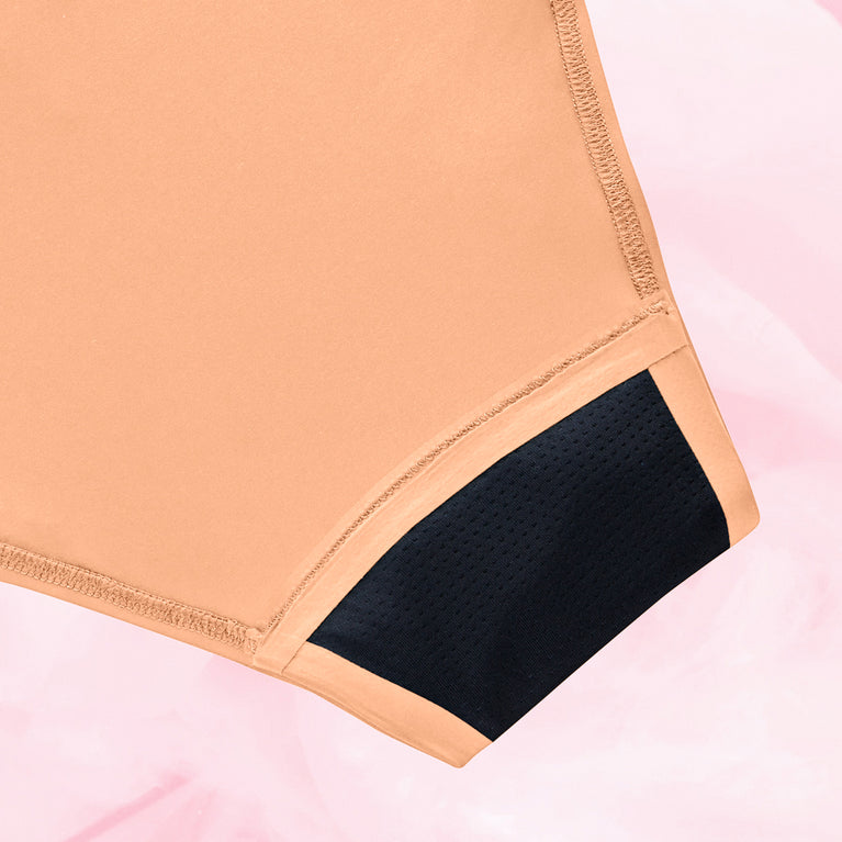Culotte menstruelle Brazilian Light en gros plan, conçue pour flux légers, en matériau léger et confortable, idéale pour début ou fin de règles.