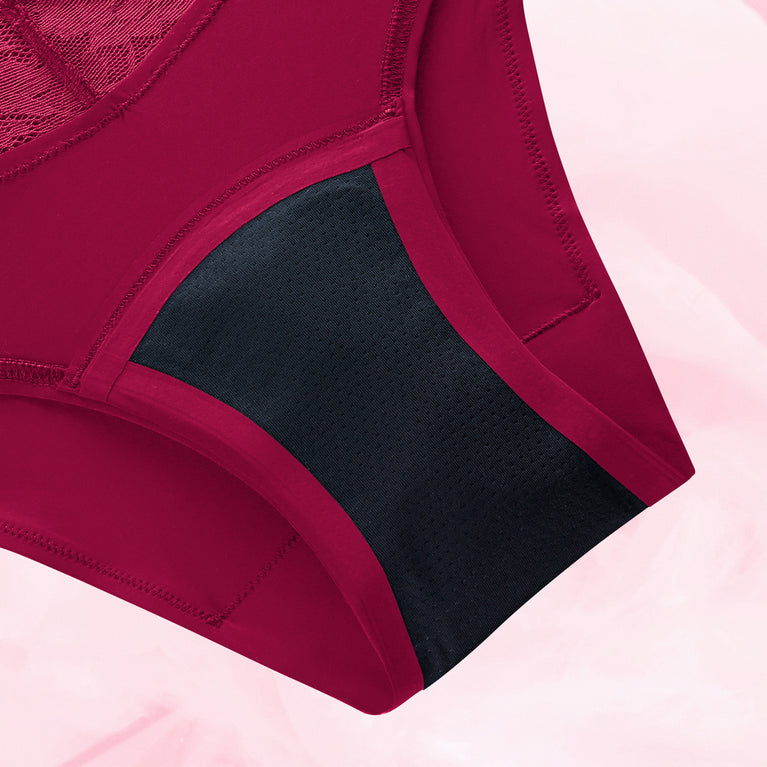 Gros plan sur la culotte menstruelle Brazilian Light, conçue pour les flux légers, avec un tissu léger et respirant, lavable et réutilisable.